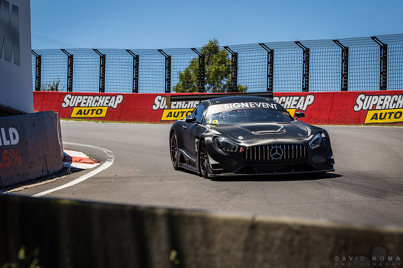 Mercedes Benz GTS-GT3 attacks the dipper
